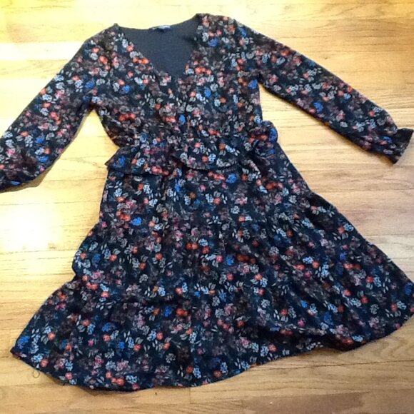 Black Floral V Neck Dress with Waist and Peplum and Ruffle at Bottom - Picture 3 of 6